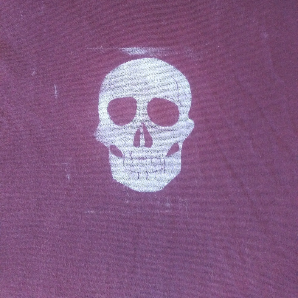 [ hand-printed v-neck skull t shirt ]